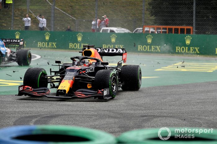 Max Verstappen, Red Bull Racing RB16B, se ve envuelto en una colisión en la salida
