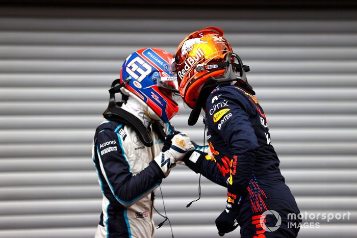 El segundo puesto George Russell, Williams, y el ganador de la pole Max Verstappen, Red Bull Racing celebran en Parc Ferme