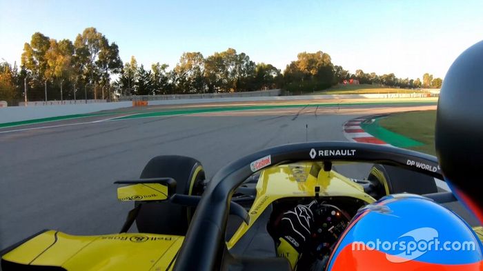 Fernando Alonso a bordo en el Renault R.S.20 en Barcelona