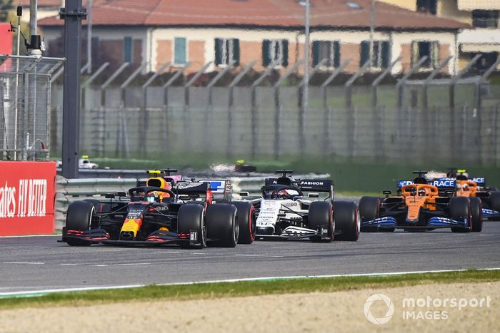 Alex Albon, Red Bull Racing RB16, con Daniil Kvyat, AlphaTauri AT01, Sergio Pérez, Racing Point RP20 y Carlos Sainz Jr., McLaren MCL35
