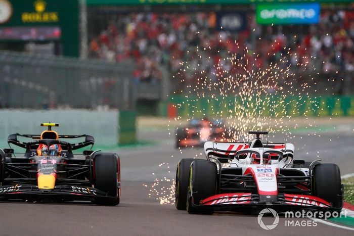 Kevin Magnussen, Haas VF-22, Sergio Pérez, Red Bull Racing RB18