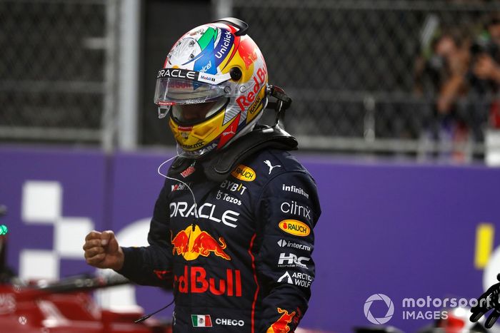 Ganador de la pole, Sergio Pérez, de Red Bull Racing, celebra tras la clasificación