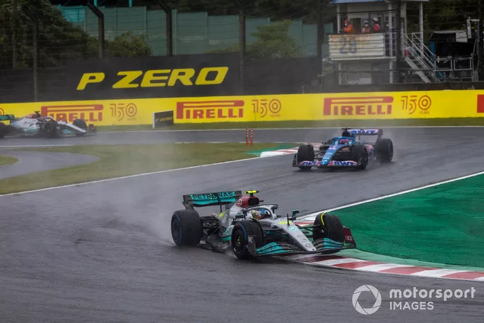 Lewis Hamilton, Mercedes W13, Fernando Alonso, Alpine A522, George Russell, Mercedes W13