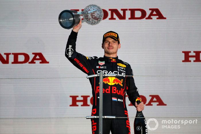Podio: ganador y campeón del mundo Max Verstappen, Red Bull Racing