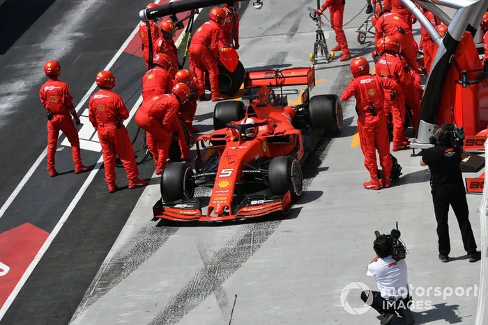 Sebastian Vettel, Ferrari SF90, lascia il suo pit box dopo una sosta