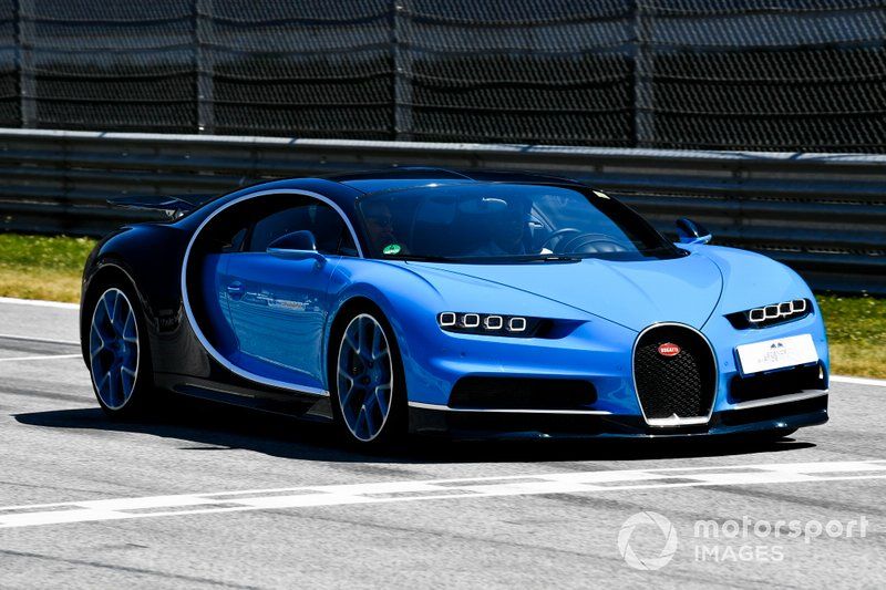 Un Bugatti Veyron en el desfile de Supercar con ex pilotos de F1