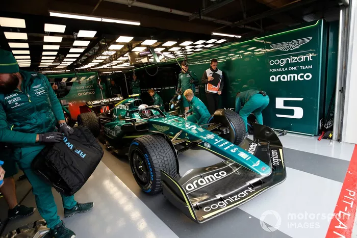 Sebastian Vettel, Aston Martin AMR22, sale del garaje