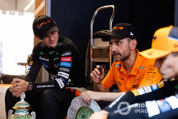 Oscar Piastri, McLaren F1 Team, 1ª posición, con Andrea Stella, Team Principal, McLaren F1 Team, Lando Norris, McLaren F1 Team, 2ª posición, después de la carrera.