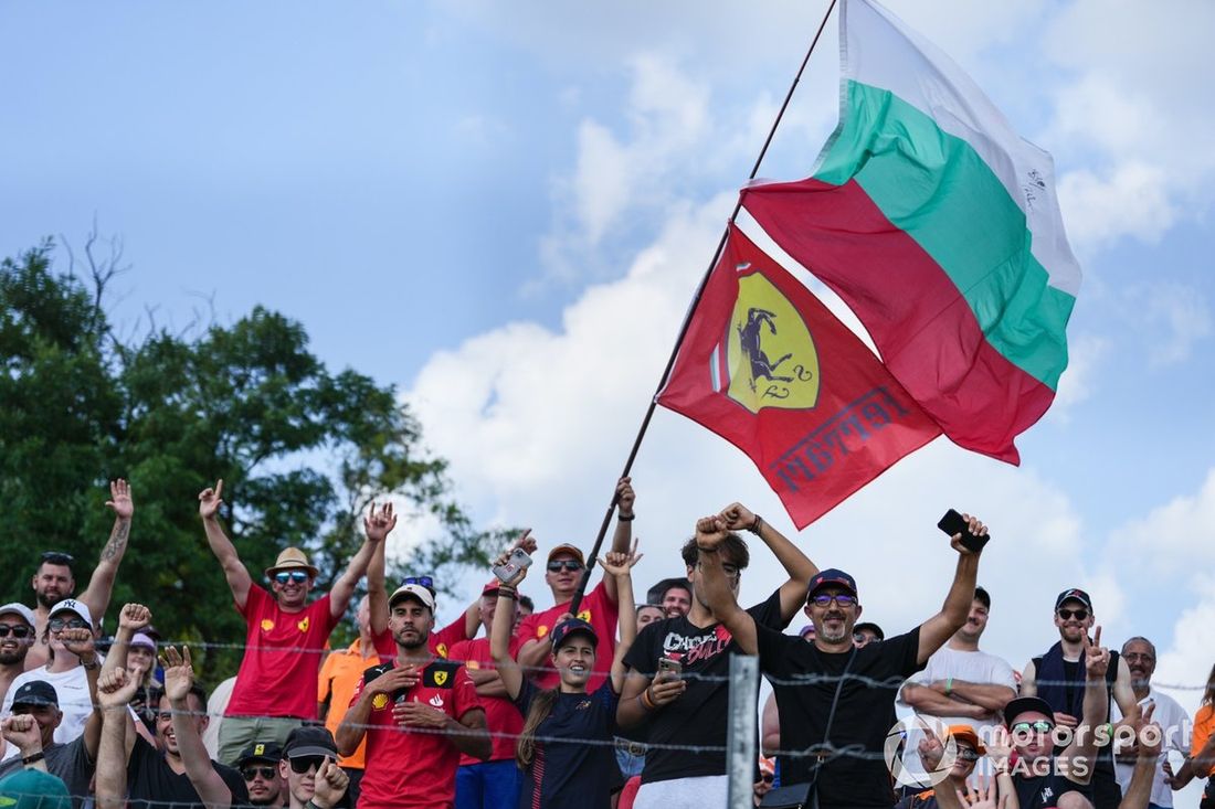 Fani Ferrari machają flagami