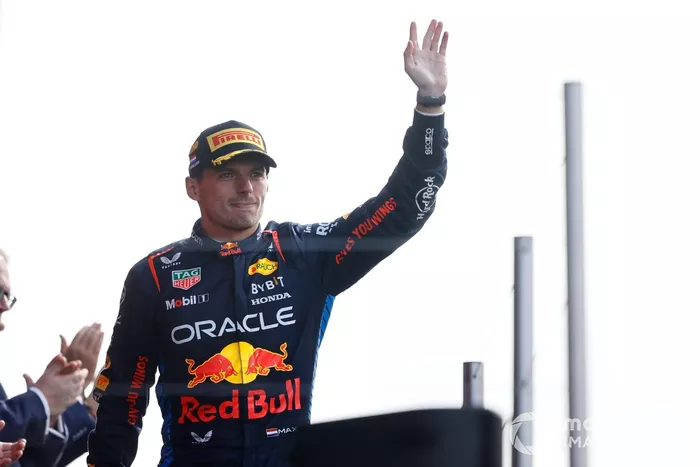 Max Verstappen, Red Bull Racing, 2ª posición, levanta el pulgar en el podio