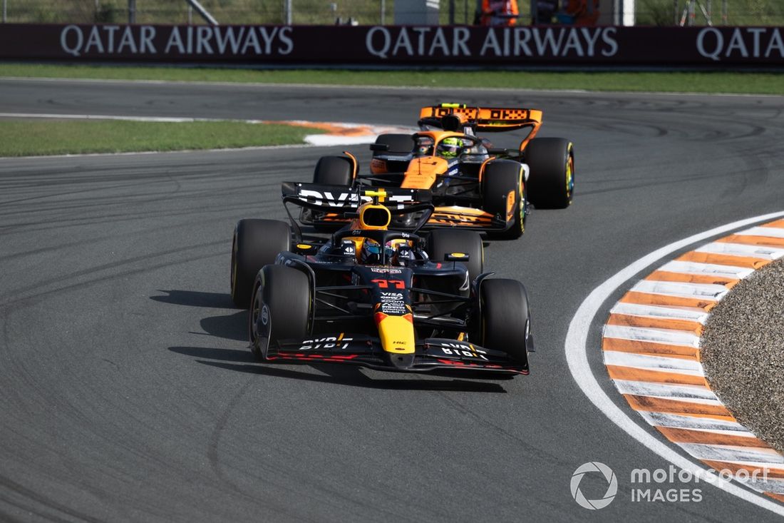Sergio Pérez, Red Bull Racing RB20, Lando Norris, McLaren MCL38