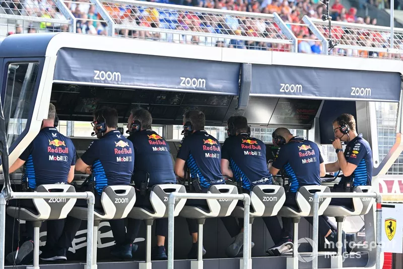 L'équipe Red Bull Racing sur le muret des stands