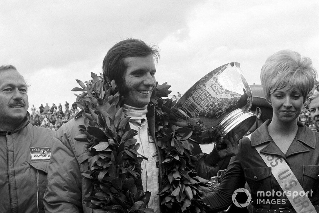 Emerson Fittipaldi, Lotus 72C, gana su primer Gran Premio, y asegura que Jochen Rindt sea Campeón del Mundo, aquí con el Jefe del Lotus, Colin Chapman