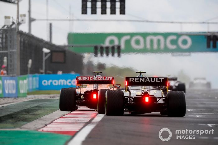 Lando Norris, McLaren MCL35, Esteban Ocon, Renault F1 Team R.S.20