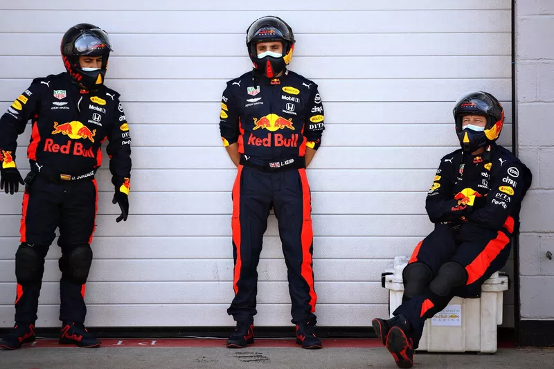 Miembros de Red Bull en el pitlane