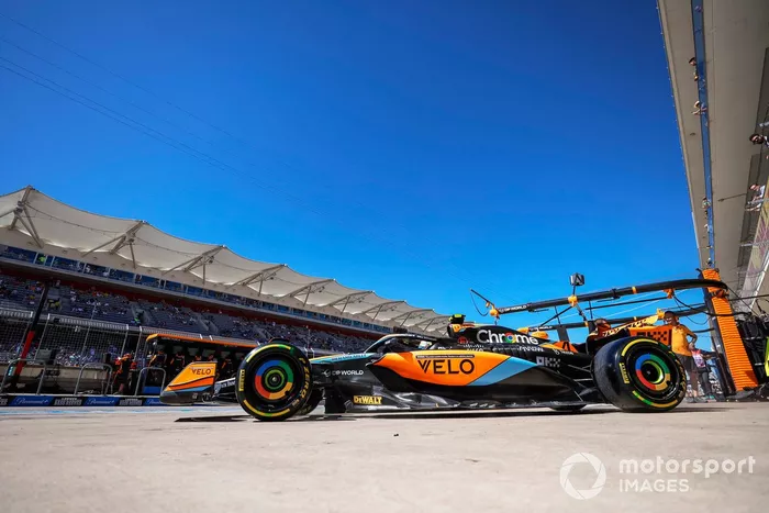Lando Norris, McLaren MCL60, sale del garaje