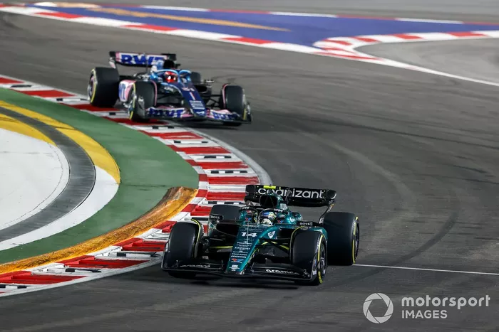 Fernando Alonso, Aston Martin AMR23, Esteban Ocon, Alpine A523