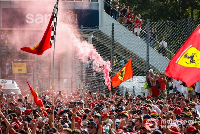 Una gran multitud invade el circuito tras la carrera