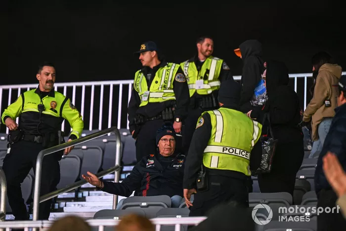 La policía expulsa a los aficionados de una grada