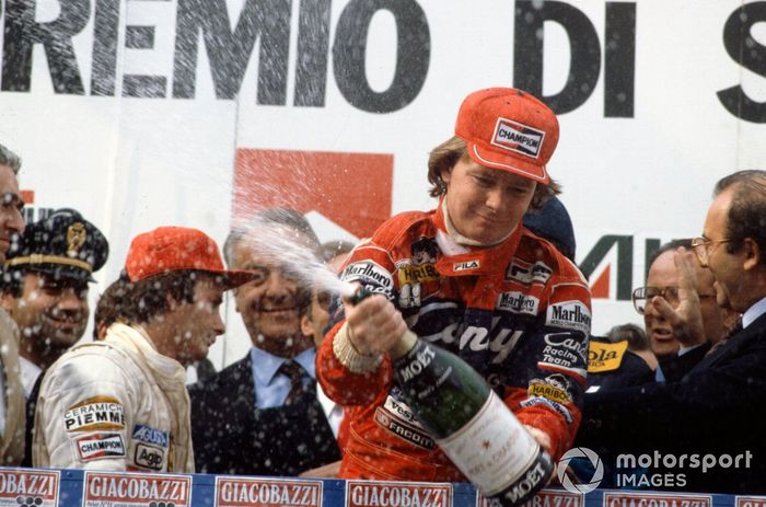 Didier Pironi, 1º, rocía champán, mientras Gilles Villeneuve, 2º, se aleja