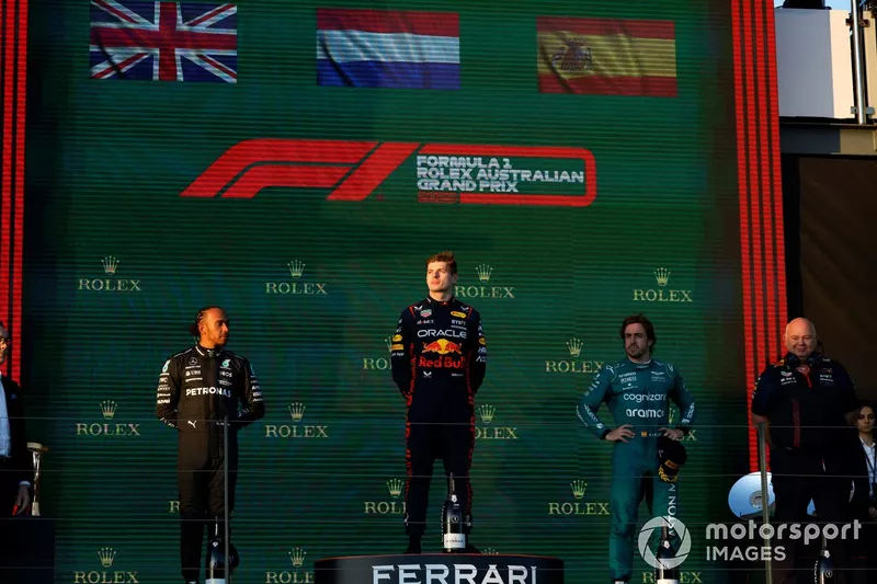 Lewis Hamilton, Mercedes-AMG, 2° posizione, Max Verstappen, Red Bull Racing, 1° posizione, Fernando Alonso, Aston Martin F1 Team, 3° posizione, sul podio