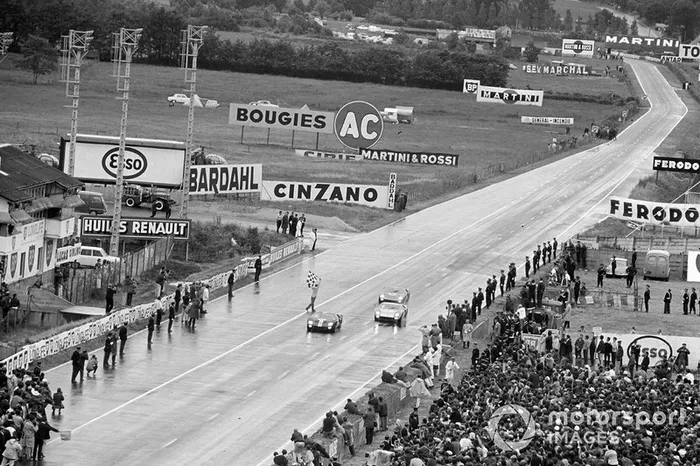 Bruce McLaren,  Chris Amon, Shelby American Inc., Ford Mk II, leads Ken Miles, Denis Hulme, Shelby American Inc., Ford Mk II, and Ronnie Bucknum,  Richard Hutcherson, Holman & Moody, Ford Mk II, cruzan la meta
