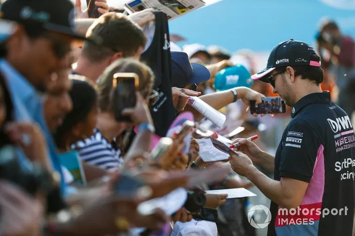Sergio Perez, Racing Point, atiende a los fans