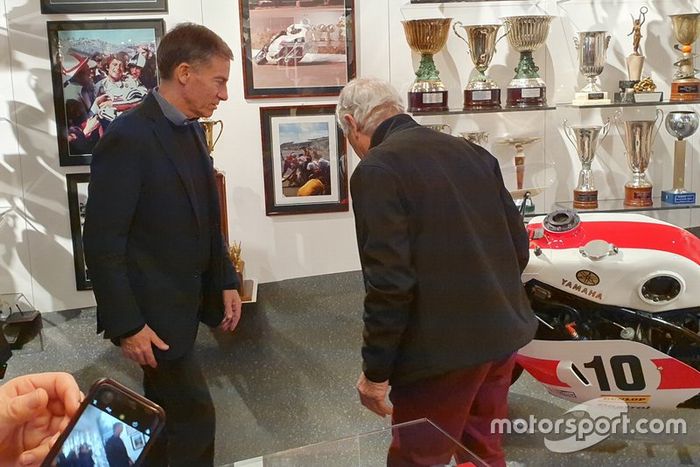 Lin Jarvis, director de Yamaha, y Giacomo Agostini