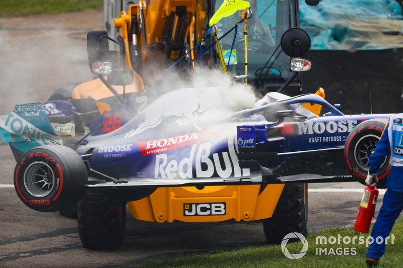 Los oficiales retiran el coche de Daniil Kvyat, Toro Rosso STR14, después de que sufra problemas de motor.