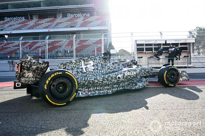 Valtteri Bottas, Alfa Romeo C42, sale a pista