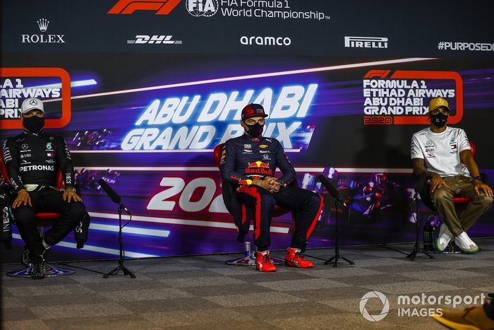 Valtteri Bottas, Mercedes-AMG F1, Max Verstappen, Red Bull Racing, Lewis Hamilton, Mercedes-AMG F1, en la conferencia de prensa después de la carrera