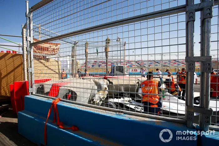 Los comisarios retiran el coche de Edoardo Mortara, Venturi Racing, Silver Arrow 02 tras el accidente