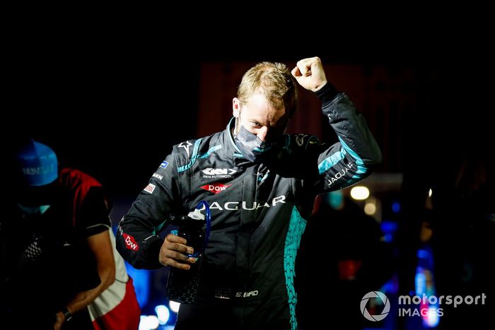 El ganador Sam Bird, Panasonic Jaguar Racing  celebra su victoria