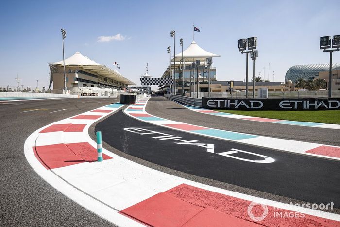 La entrada al pitlane del Yas Marina