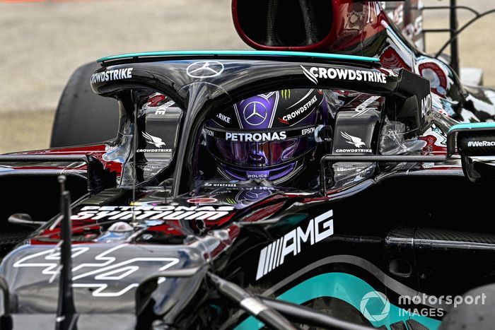 Ganador de la pole Lewis Hamilton, Mercedes W12, en Parc Ferme 