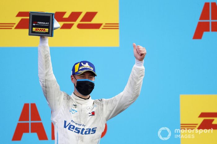 Stoffel Vandoorne, Mercedes-Benz EQ, 3ª posición, con su trofeo