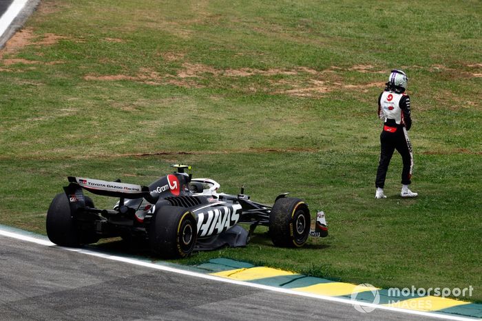 Nico Hulkenberg, Haas VF-24, se aleja de su coche