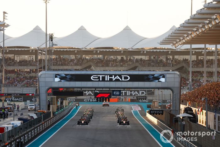 Lando Norris, McLaren MCL38, Oscar Piastri, McLaren MCL38, se preparan para liderar la salida.