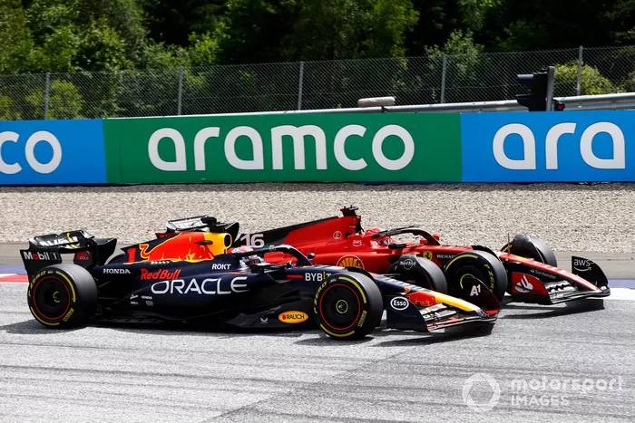 Max Verstappen, Red Bull Racing RB19, lucha con Charles Leclerc, Ferrari SF-23