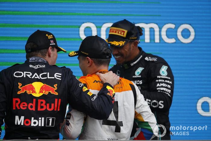 Max Verstappen, Red Bull Racing, 1ª posición, Lando Norris, McLaren, 2ª posición, Lewis Hamilton, Mercedes-AMG, 3ª posición, en el podio.