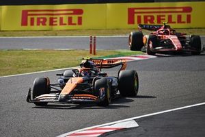 Lando Norris, McLaren MCL38, Carlos Sainz, Ferrari SF-24