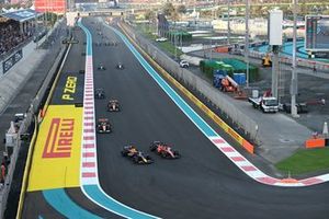 Max Verstappen, Red Bull Racing RB19 lucha con Charles Leclerc, Ferrari SF-23 