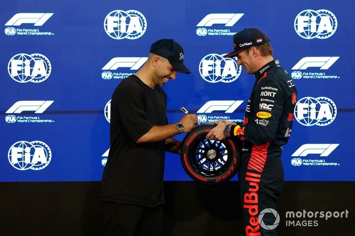 El ex futbolista Sergio Agüero entrega a Max Verstappen, de Red Bull Racing, su premio Pirelli Pole Position
