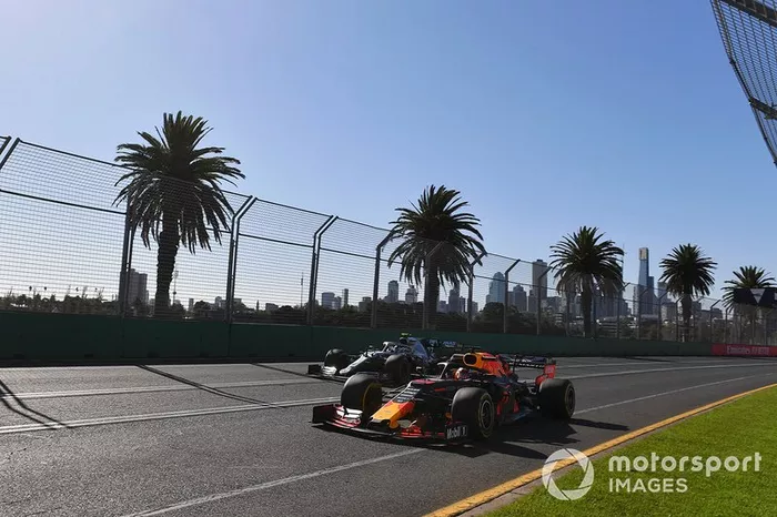 Max Verstappen, Red Bull Racing RB15, Valtteri Bottas, Mercedes AMG W10