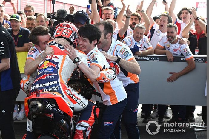 Marc Márquez, ganador de la carrera, y el equipo Repsol Honda Team celebran en parc ferme