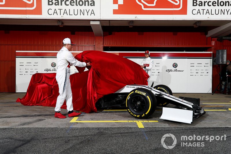 Kimi Raikkonen, Alfa Romeo Racing et Antonio Giovinazzi, Alfa Romeo Racing dévoilent la nouvelle Alfa Romeo Racing C38