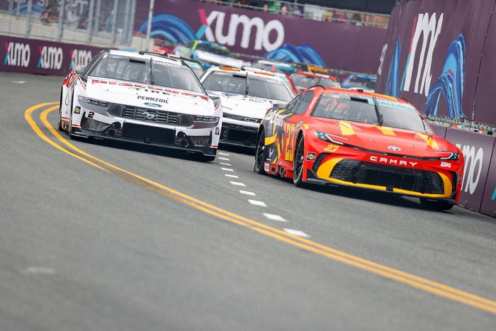 Bubba Wallace, 23XI Racing Toyota, Austin Cindric, Team Penske Ford