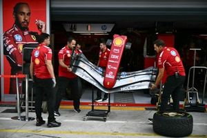 Mecánicos del equipo Ferrari trabajando