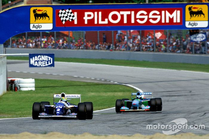 Ayrton Senna, Williams FW16, delante de Michael Schumacher, Benetton B194
