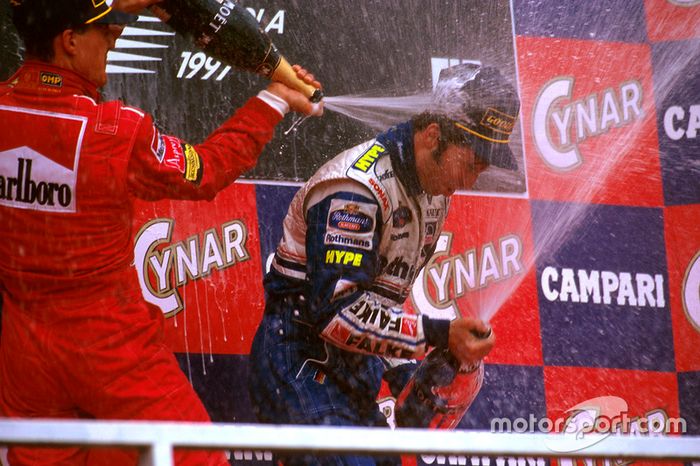 Podio: Ganador de la carrera Heinz-Harald Frentzen, Williams FW19 Renault, segundo lugar Michael Sch